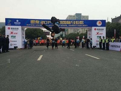 《忍者必须死2》跑酷团乱入杭州国际马拉松