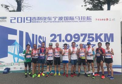 杭州这个跑团10岁啦!60、70、80、90后,他们还玩起了年代接力赛…