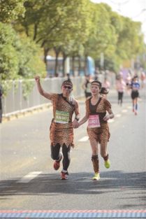 2018杭州国际女子马拉松点亮下沙新城